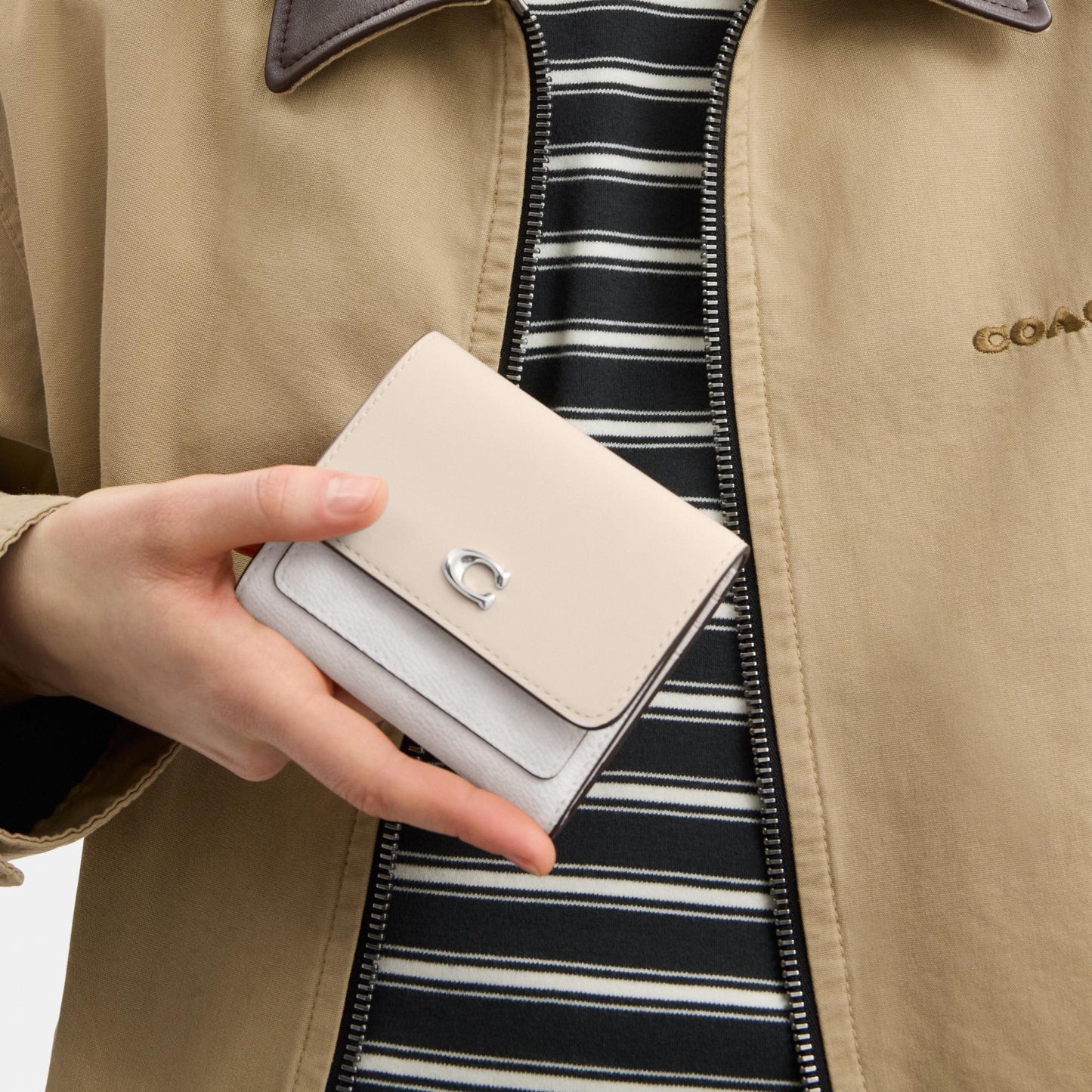 CAT56-Mila Small Flap Wallet in Signature Canvas-Lh/White Chalk