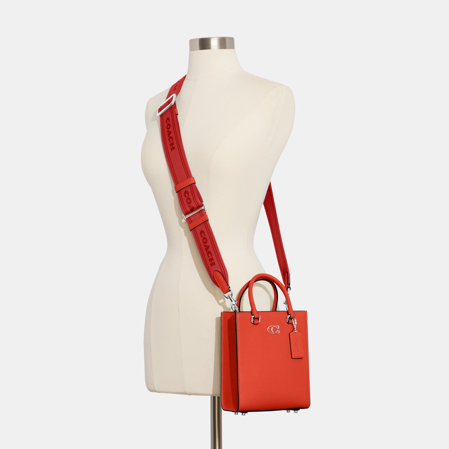 CJ795-Tote 16 With Signature Canvas