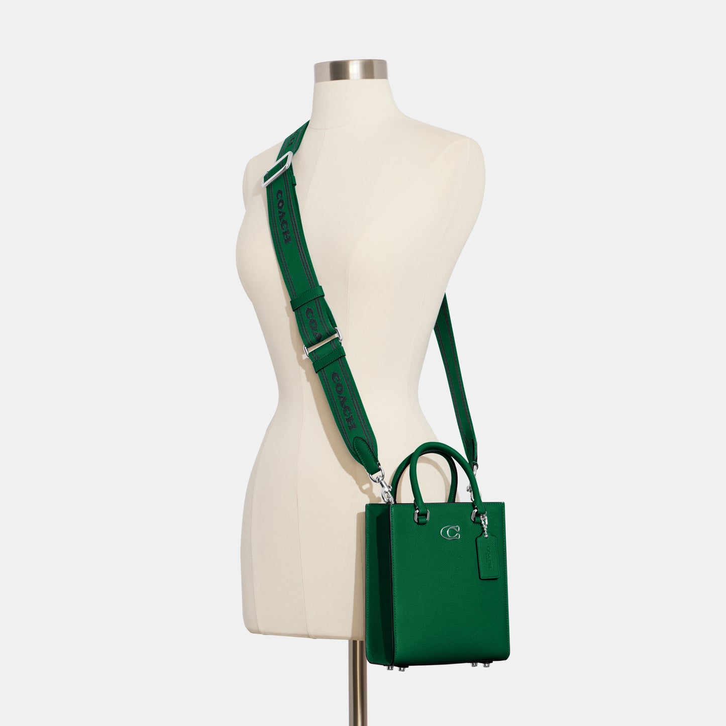 CJ795-Tote 16 With Signature Canvas