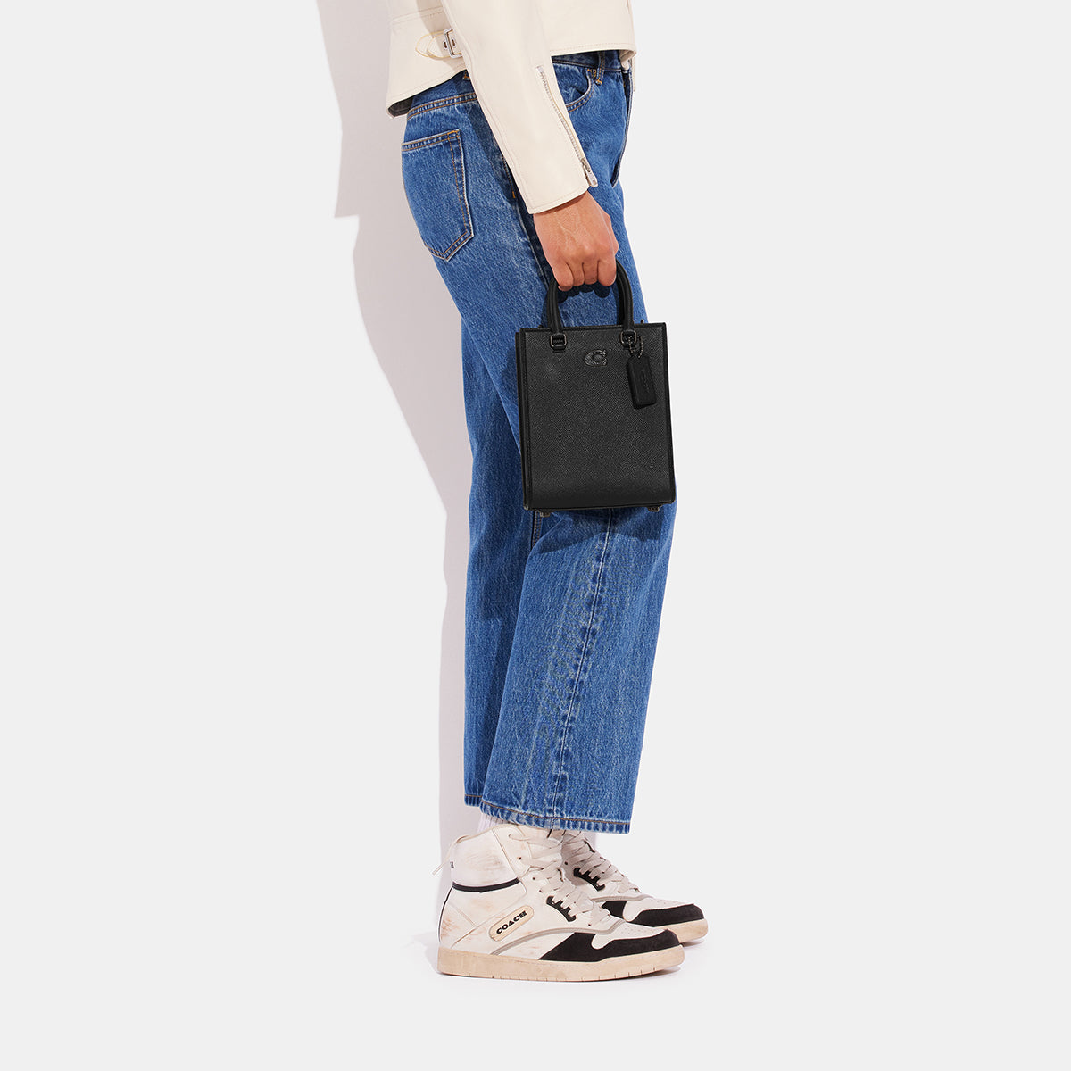 CJ795-Tote 16 With Signature Canvas