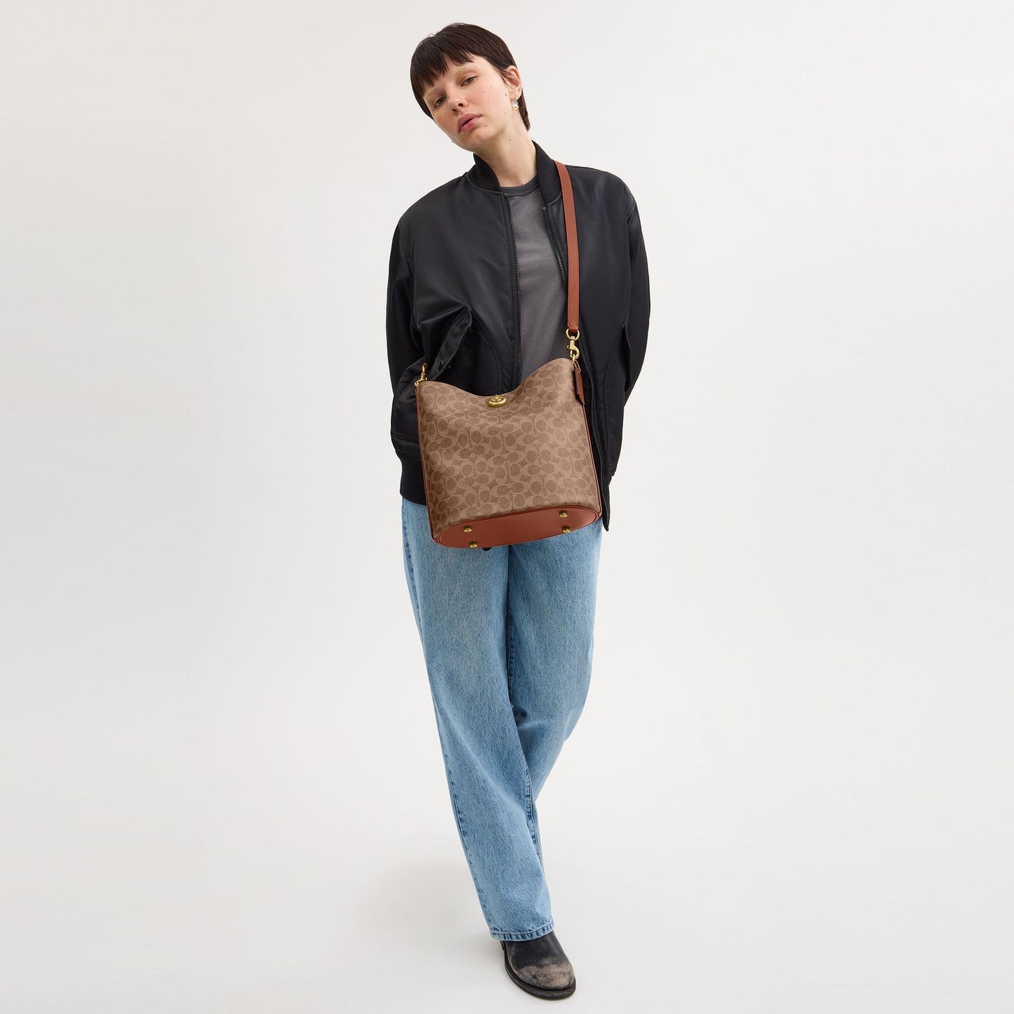 CW882-WILLOW SOFT BUCKET BAG IN SIGNATURE CANVAS-B4/Tan Caramel