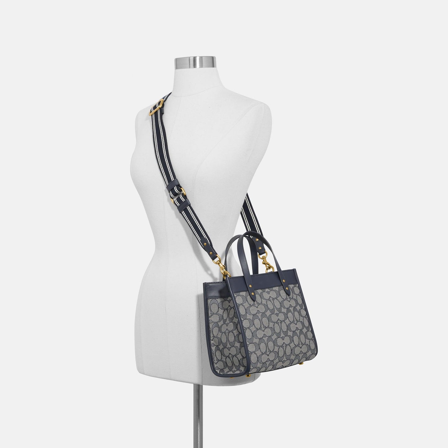 Field Tote 22 In Signature Jacquard - COACH Saudi Arabia Official Site