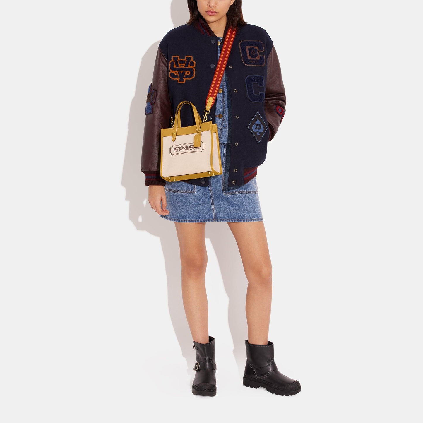 Field Tote 22 - COACH Saudi Arabia Official Site