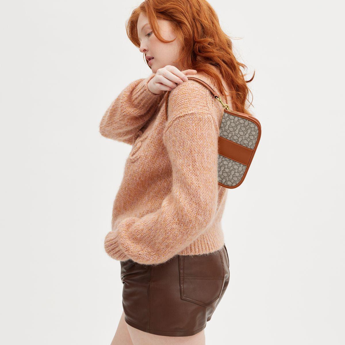 CM509-Swinger 20 In Micro Signature Jacquard-B4/Cocoa Burnished Amb