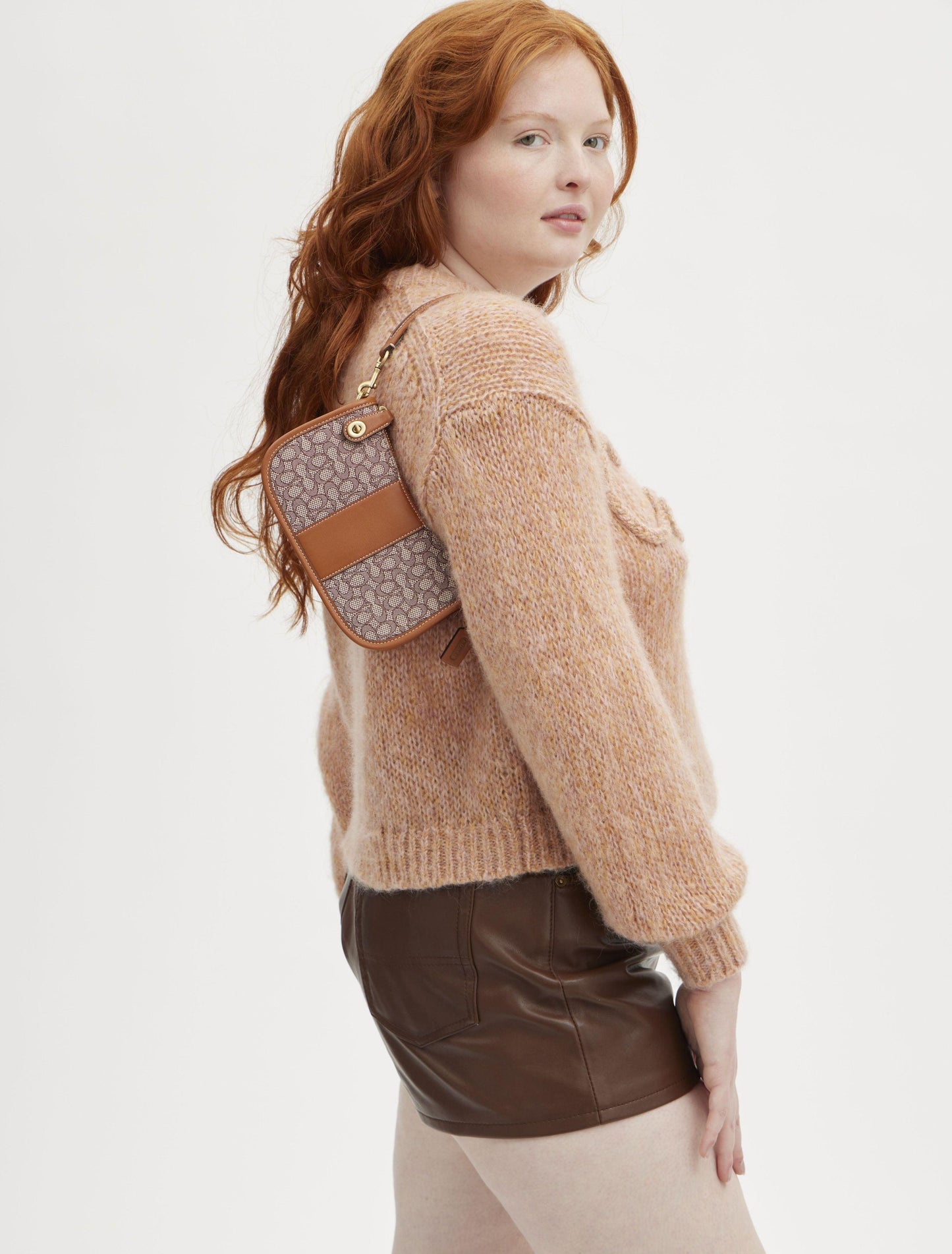 CM509-Swinger 20 In Micro Signature Jacquard-B4/Cocoa Burnished Amb