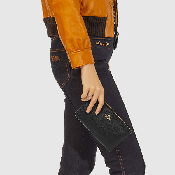 محفظة معصم بتصميم صغير