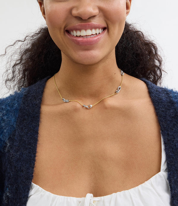 قلادة بتصميم خيط مزينة بشعار كوتش C مرصع بالكريستال