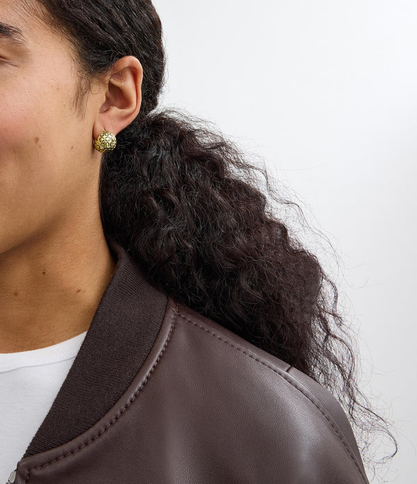 أقراط بتصميم كرة مبطنة مزينة بشعار كوتش