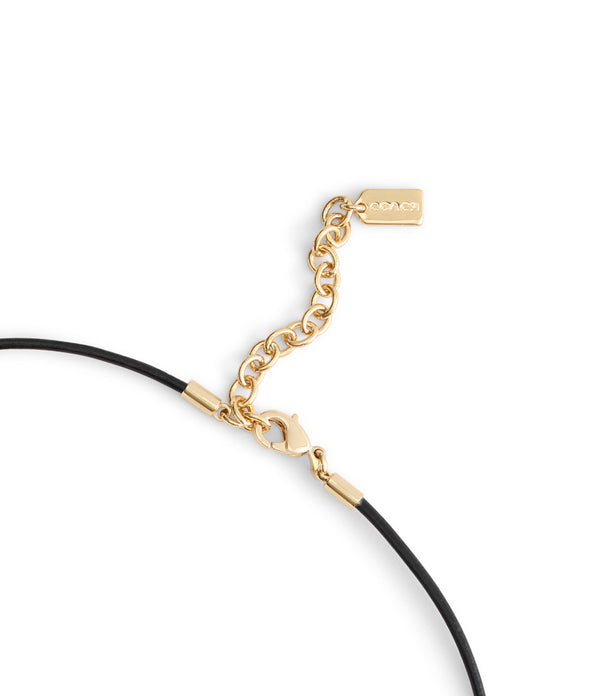 قلادة من الجلد بدلاية على شكل مكعب مبطن مزينة بشعار كوتش