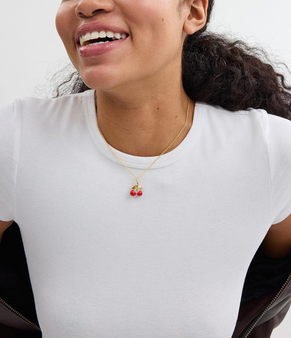 قلادة مزينة بحبات الكرز