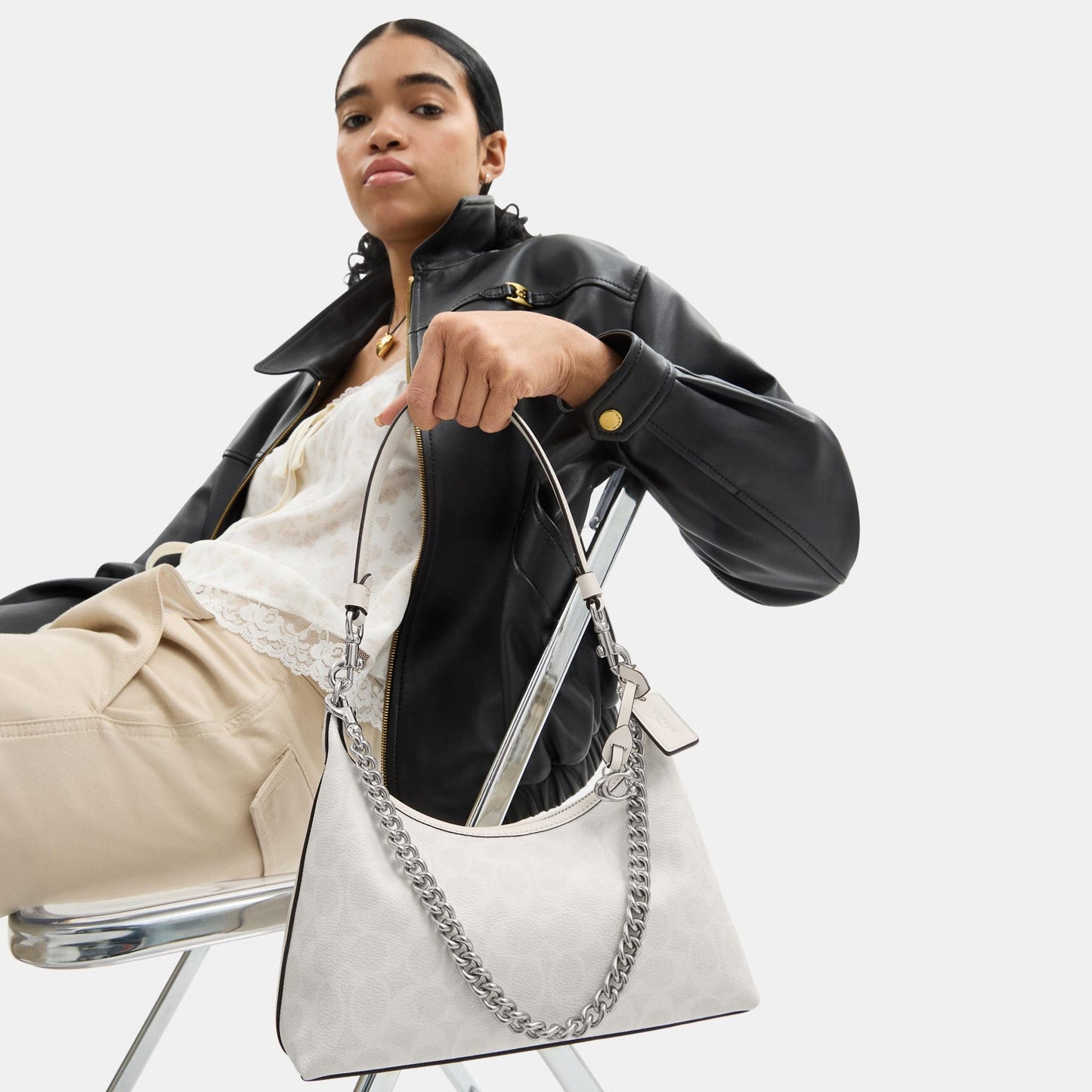 CAM26-Juliet Shoulder Bag 25 in Signature Canvas-Lh/White Chalk