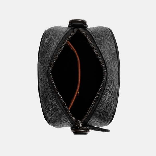 حقيبة "هيتش" الكروس بودي من القماش بنقشة كوتش برُقع