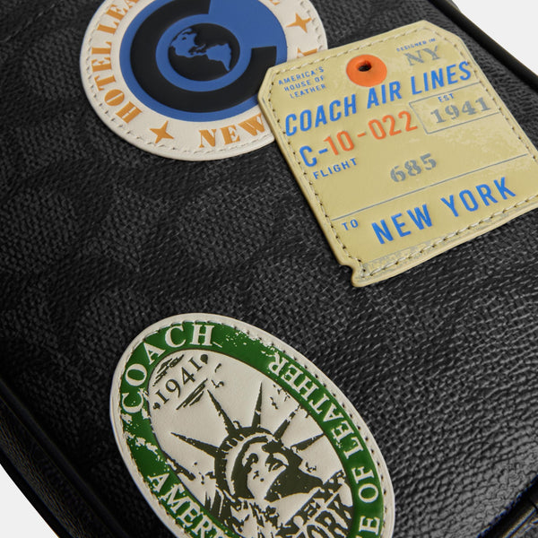 حقيبة "هيتش" الكروس بودي من القماش بنقشة كوتش برُقع