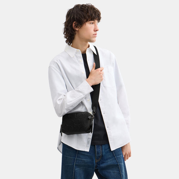 حقيبة كروس بودي "تشارتر 19" من الجلد بنقشة كوتش بحجم كبير