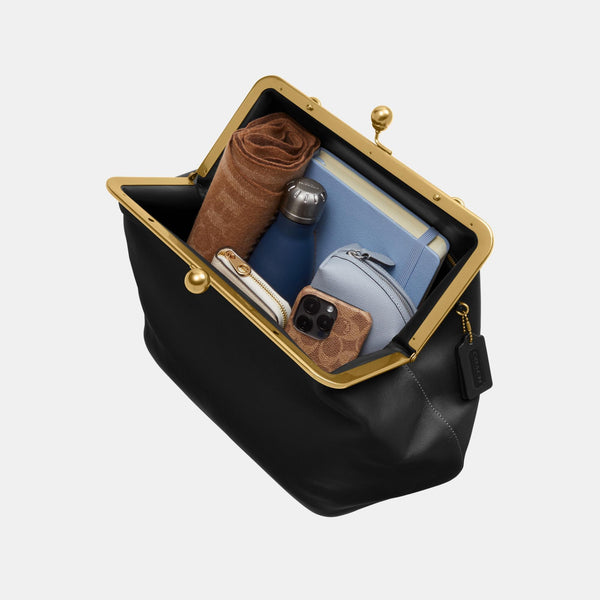 حقيبة كبيرة بإطار معدني وقفل متعاكس