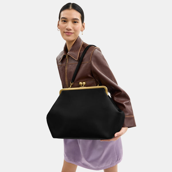 حقيبة كبيرة بإطار معدني وقفل متعاكس