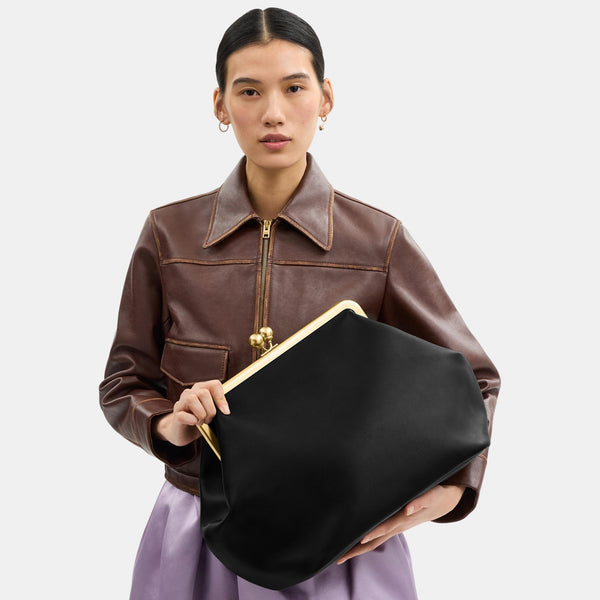 حقيبة كبيرة بإطار معدني وقفل متعاكس