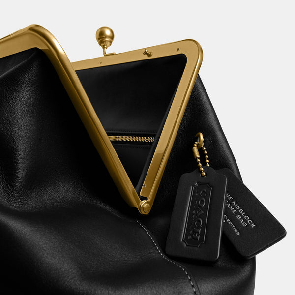 حقيبة كبيرة بإطار معدني وقفل متعاكس