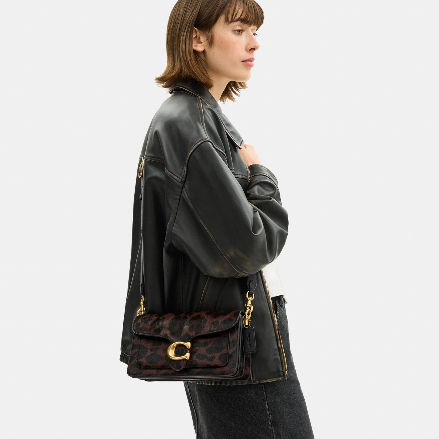 حقيبة كتف "تابي 26" من شعر العجل بنقشة فهد