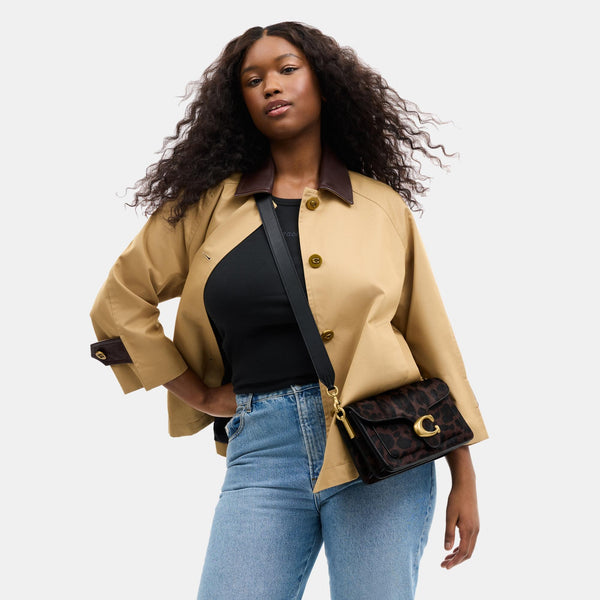 حقيبة كتف "تابي 26" من شعر العجل بنقشة فهد