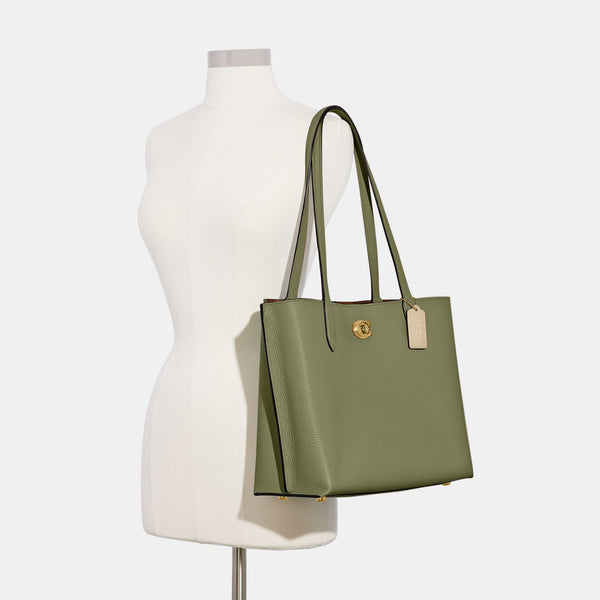 حقيبة "ويلو توت Willow Tote" بألوان مُغايرة و مبطنة بقماش يحمل نقشة ماركة كوتش