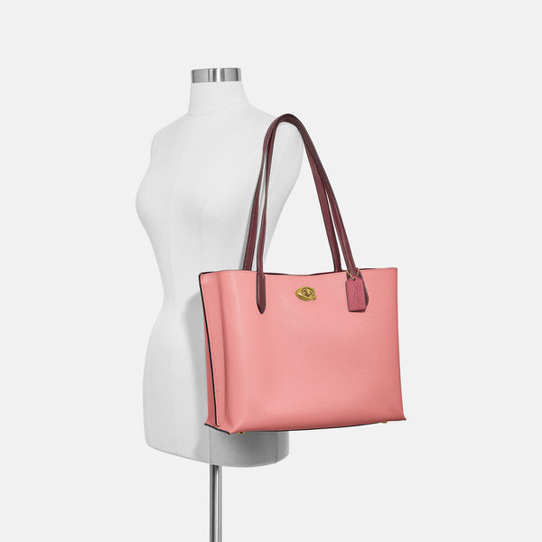 حقيبة "ويلو توت Willow Tote" بألوان مُغايرة و مبطنة بقماش يحمل نقشة ماركة كوتش