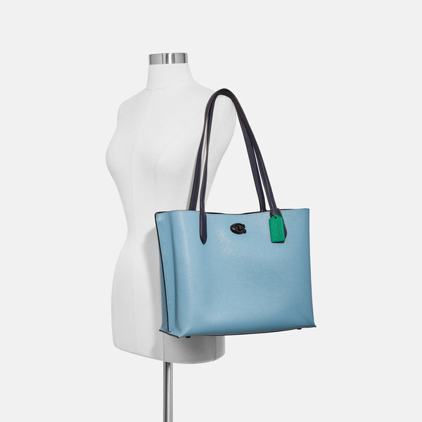 حقيبة "ويلو توت Willow Tote" بألوان مُغايرة و مبطنة بقماش يحمل نقشة ماركة كوتش