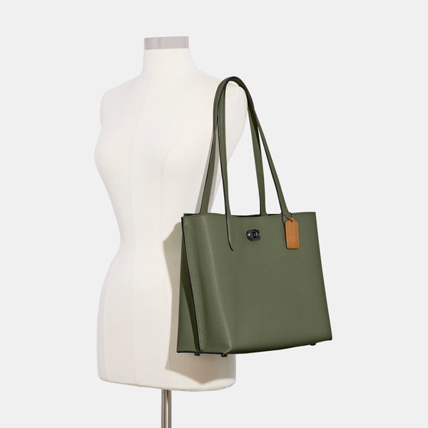 حقيبة "ويلو توت Willow Tote" بألوان مُغايرة و مبطنة بقماش يحمل نقشة ماركة كوتش