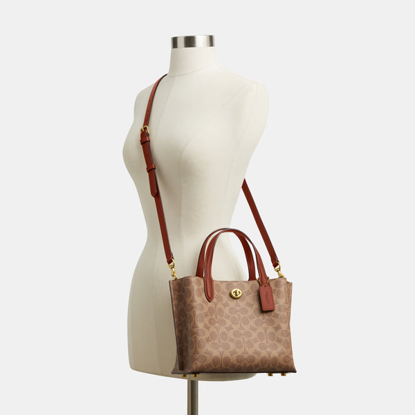 حقيبة "ويلو توت 24 Willow Tote" من القماش بنقشة ماركة كوتش