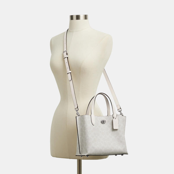 حقيبة "ويلو توت 24 Willow Tote" من القماش بنقشة ماركة كوتش