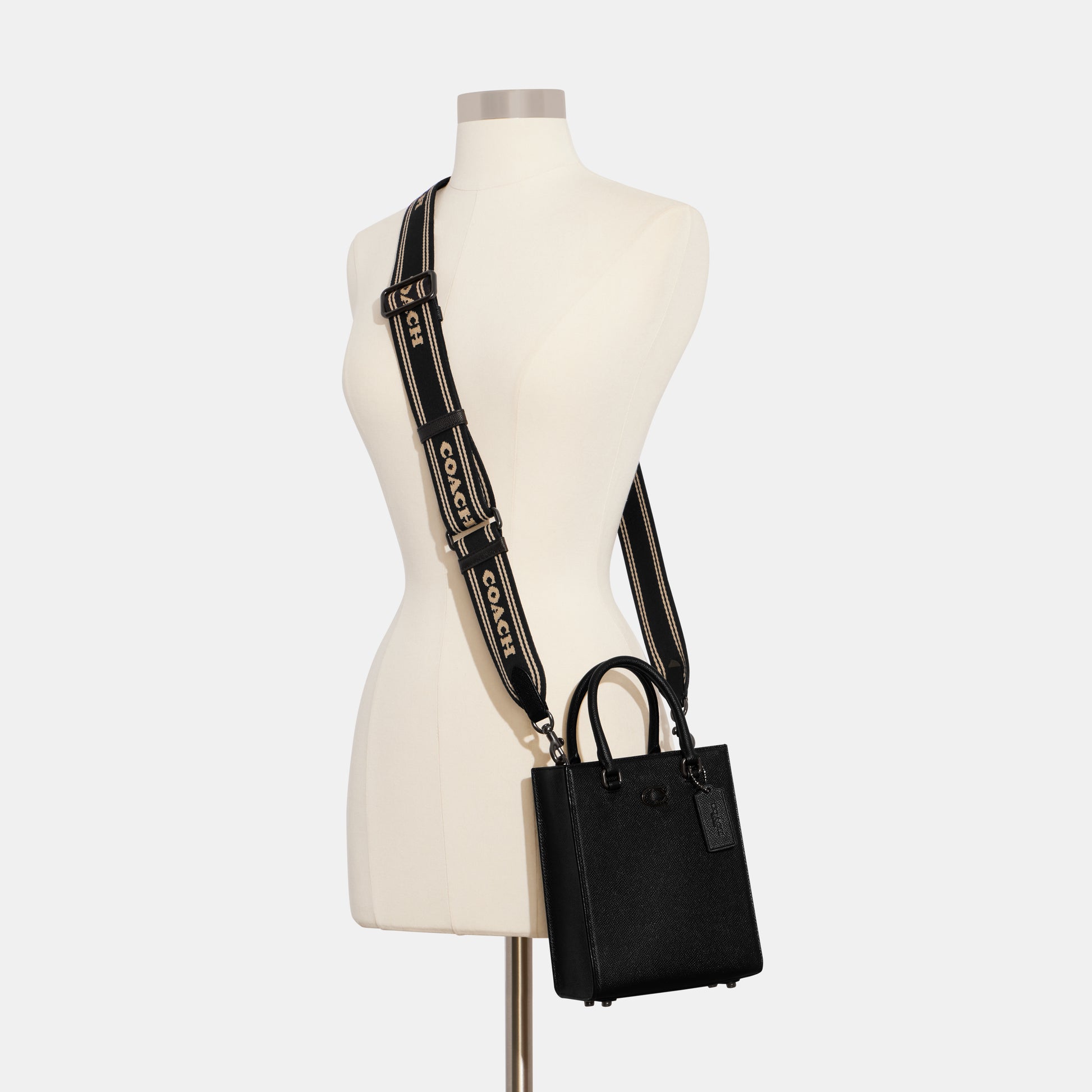 CJ795-Tote 16 With Signature Canvas