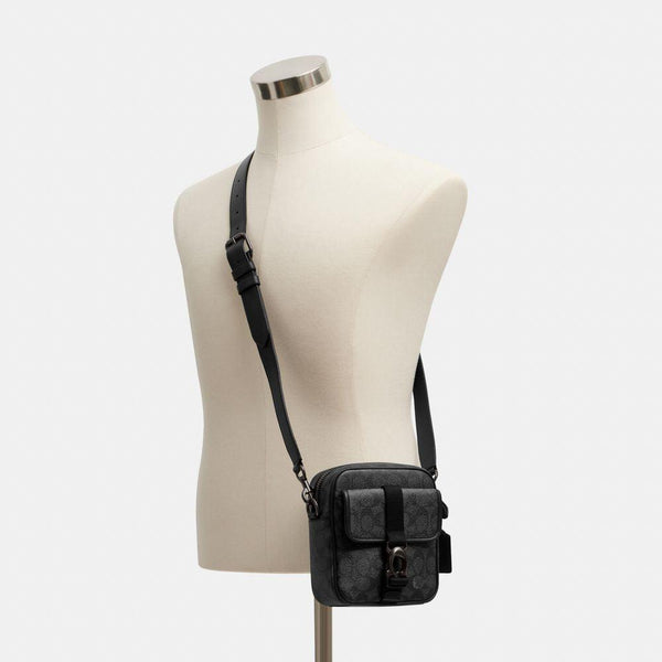 حقيبة كروس بودي "بيك Beck" من القماش بنقشة ماركة كوتش