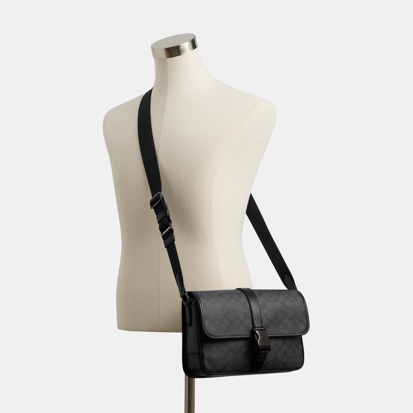 CU202-League Messenger Bag in Signature Canvas-Charcoal Signature