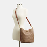 CW882-Willow Soft Bucket Bag In Signature Canvas-B4/Tan Caramel