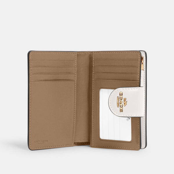 محفظة بتصميم زاوية بحجم متوسط من القماش بنقشة كوتش مزودة بسحاب