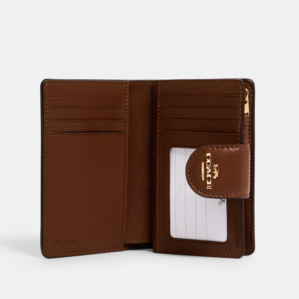 محفظة بتصميم زاوية بحجم متوسط من القماش بنقشة كوتش مزودة بسحاب