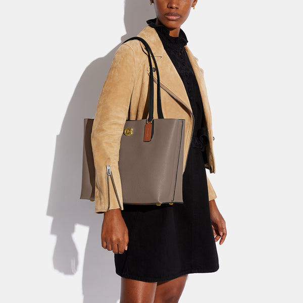 حقيبة "ويلو توت Willow Tote" بألوان مُغايرة و مبطنة بقماش يحمل نقشة ماركة كوتش