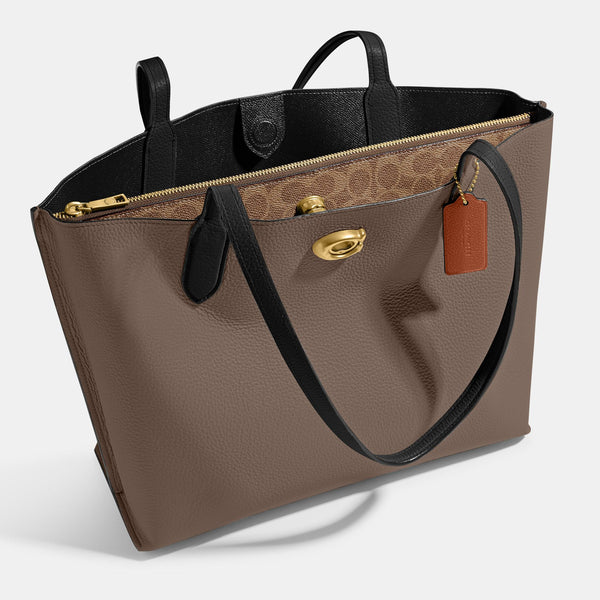 حقيبة "ويلو توت Willow Tote" بألوان مُغايرة و مبطنة بقماش يحمل نقشة ماركة كوتش