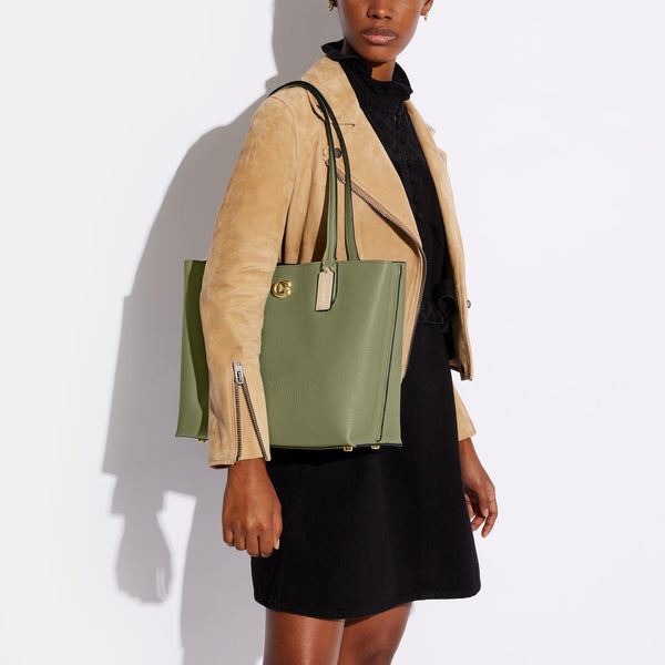 حقيبة "ويلو توت Willow Tote" بألوان مُغايرة و مبطنة بقماش يحمل نقشة ماركة كوتش