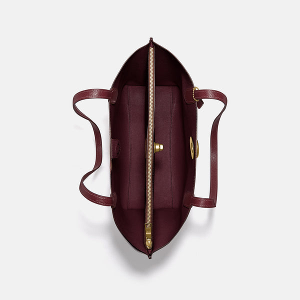 حقيبة "ويلو توت Willow Tote" بألوان مُغايرة و مبطنة بقماش يحمل نقشة ماركة كوتش