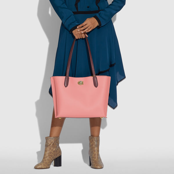 حقيبة "ويلو توت Willow Tote" بألوان مُغايرة و مبطنة بقماش يحمل نقشة ماركة كوتش