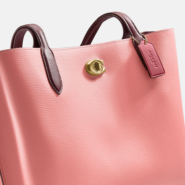 حقيبة "ويلو توت Willow Tote" بألوان مُغايرة و مبطنة بقماش يحمل نقشة ماركة كوتش