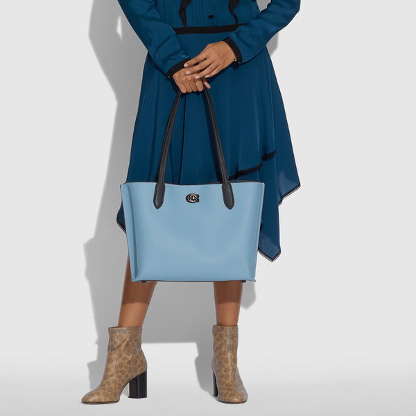 حقيبة "ويلو توت Willow Tote" بألوان مُغايرة و مبطنة بقماش يحمل نقشة ماركة كوتش