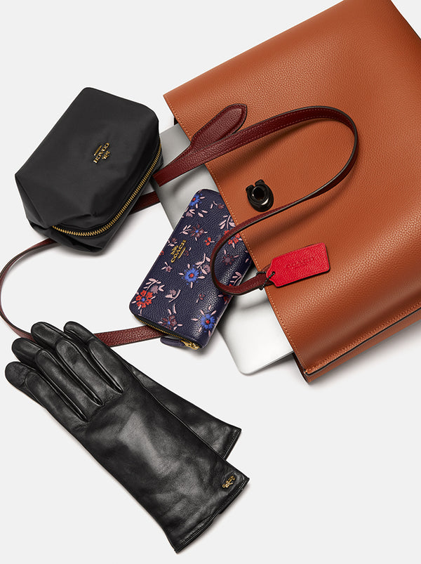 حقيبة "ويلو توت Willow Tote" بألوان مُغايرة و مبطنة بقماش يحمل نقشة ماركة كوتش