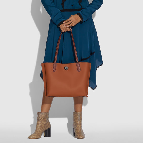حقيبة "ويلو توت Willow Tote" بألوان مُغايرة و مبطنة بقماش يحمل نقشة ماركة كوتش