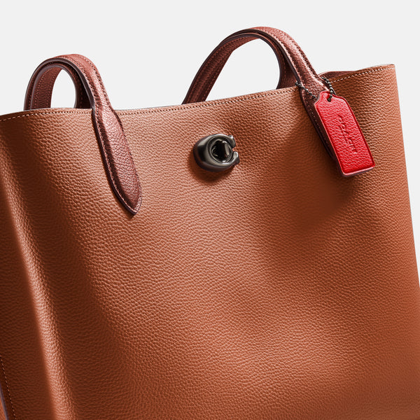 حقيبة "ويلو توت Willow Tote" بألوان مُغايرة و مبطنة بقماش يحمل نقشة ماركة كوتش