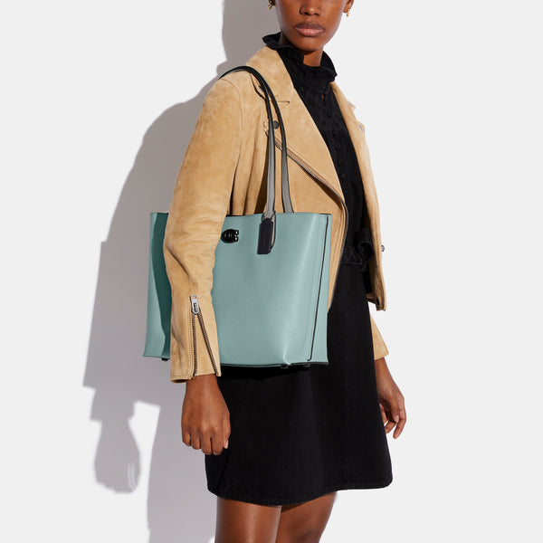 حقيبة "ويلو توت Willow Tote" بألوان مُغايرة و مبطنة بقماش يحمل نقشة ماركة كوتش