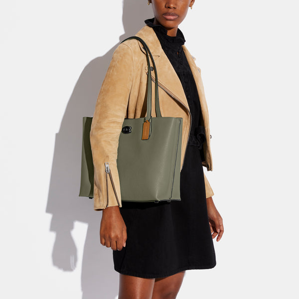 حقيبة "ويلو توت Willow Tote" بألوان مُغايرة و مبطنة بقماش يحمل نقشة ماركة كوتش