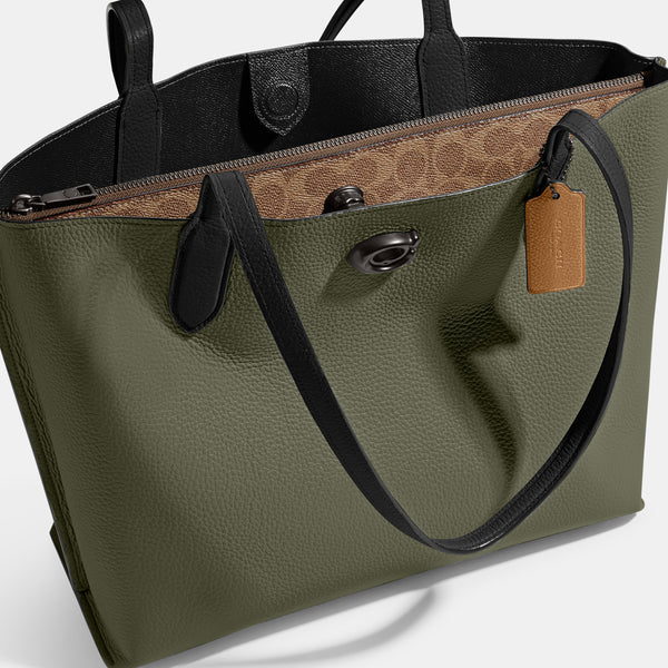 حقيبة "ويلو توت Willow Tote" بألوان مُغايرة و مبطنة بقماش يحمل نقشة ماركة كوتش