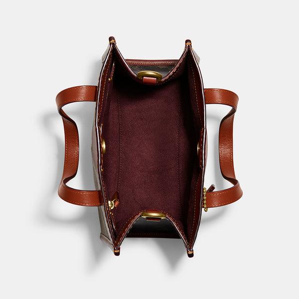 حقيبة "فيلد توت 22 Field Tote" مزينة بنقشة الحصان و العربة